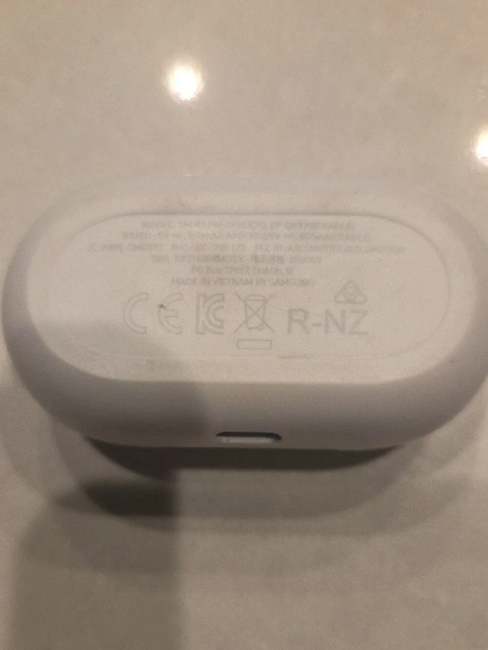 Samsung True Wireless Earbuds in Light Gray and Pearl